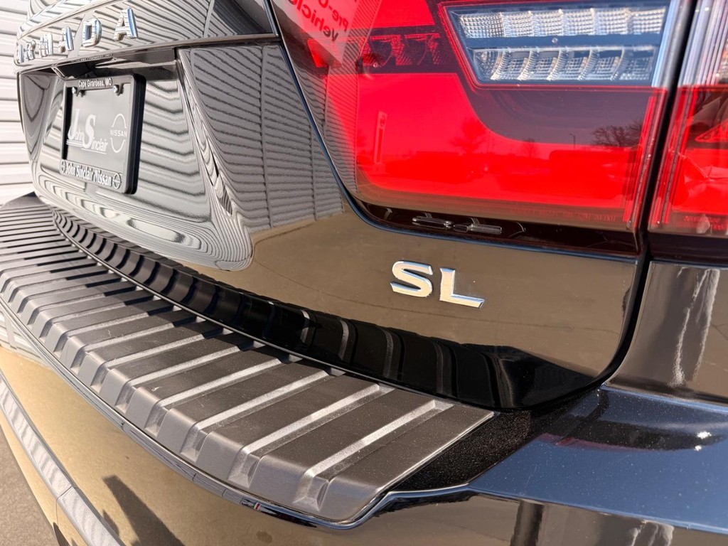 Nissan Armada Vehicle Full-screen Gallery Image 33