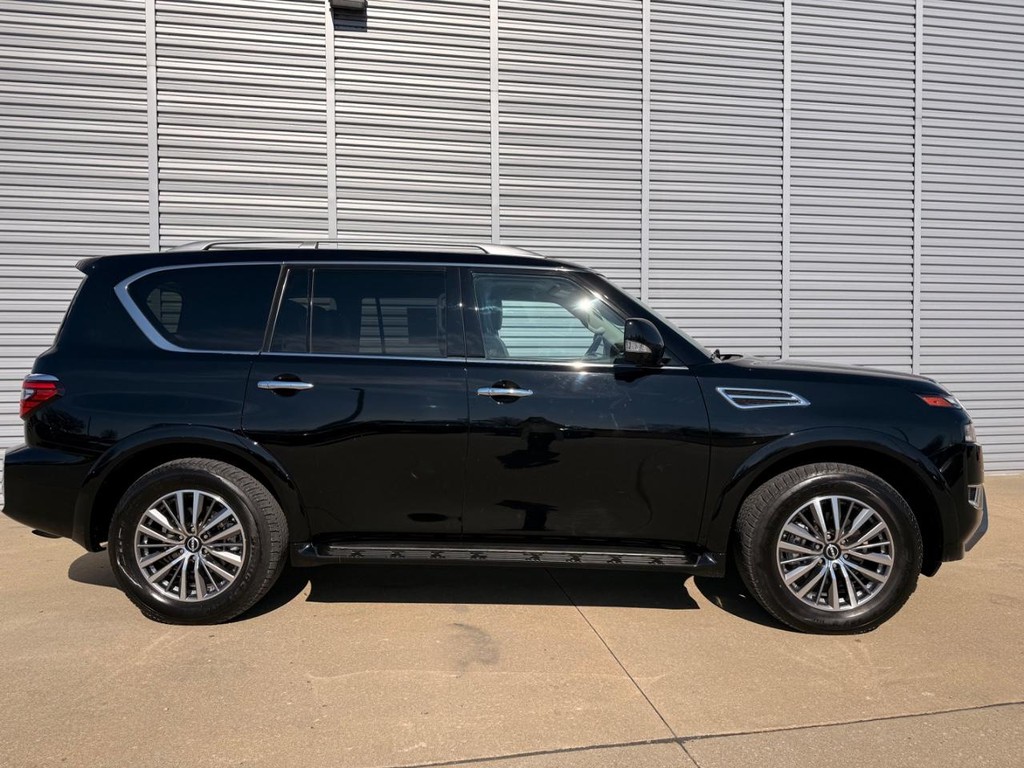 Nissan Armada Vehicle Full-screen Gallery Image 36