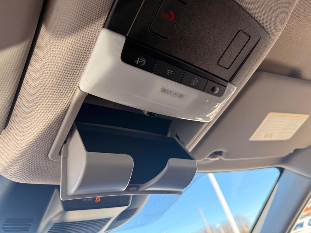 Nissan Rogue Vehicle Full-screen Gallery Image 03