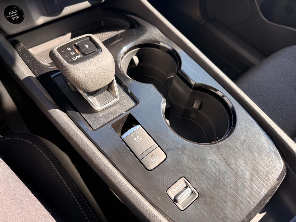 Nissan Rogue Vehicle Full-screen Gallery Image 04