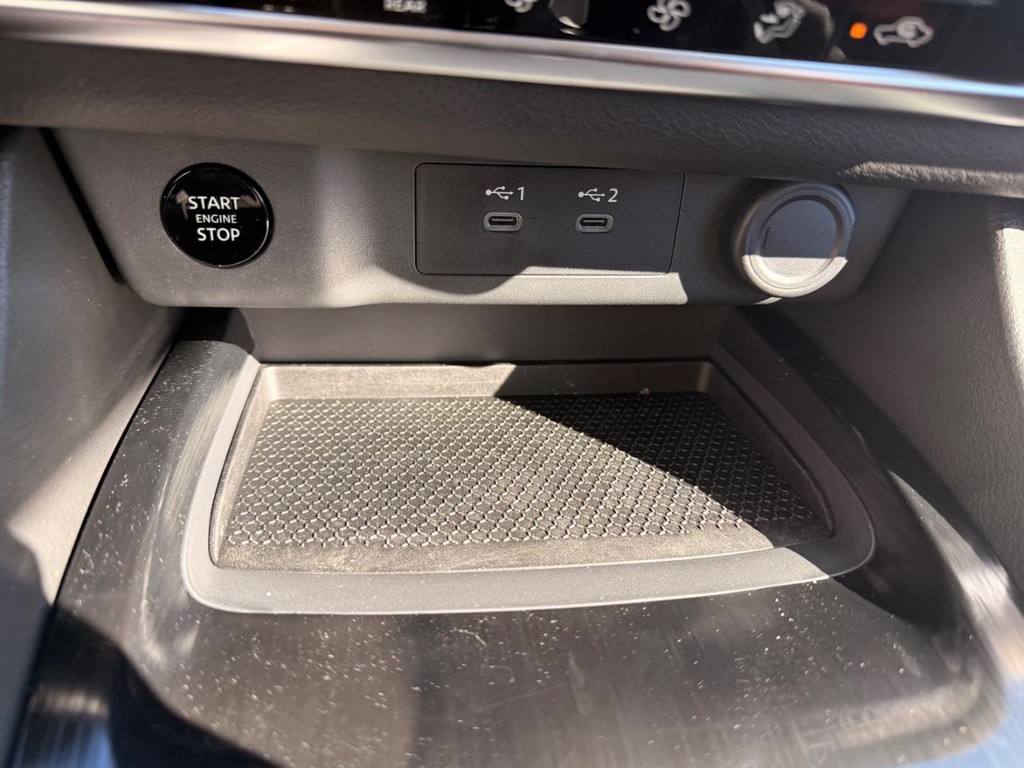 Nissan Rogue Vehicle Full-screen Gallery Image 05