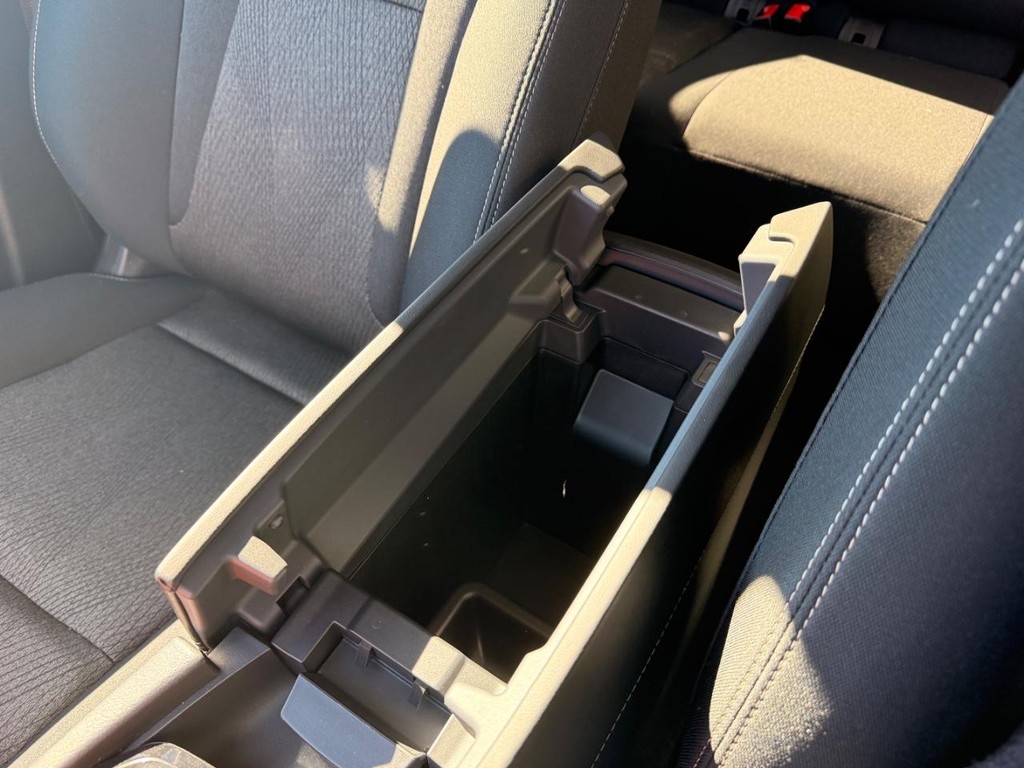 Nissan Rogue Vehicle Full-screen Gallery Image 06