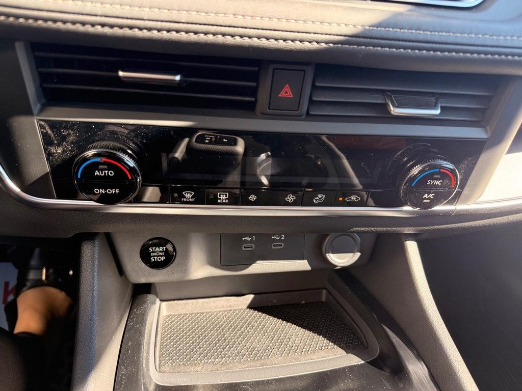 Nissan Rogue Vehicle Full-screen Gallery Image 07