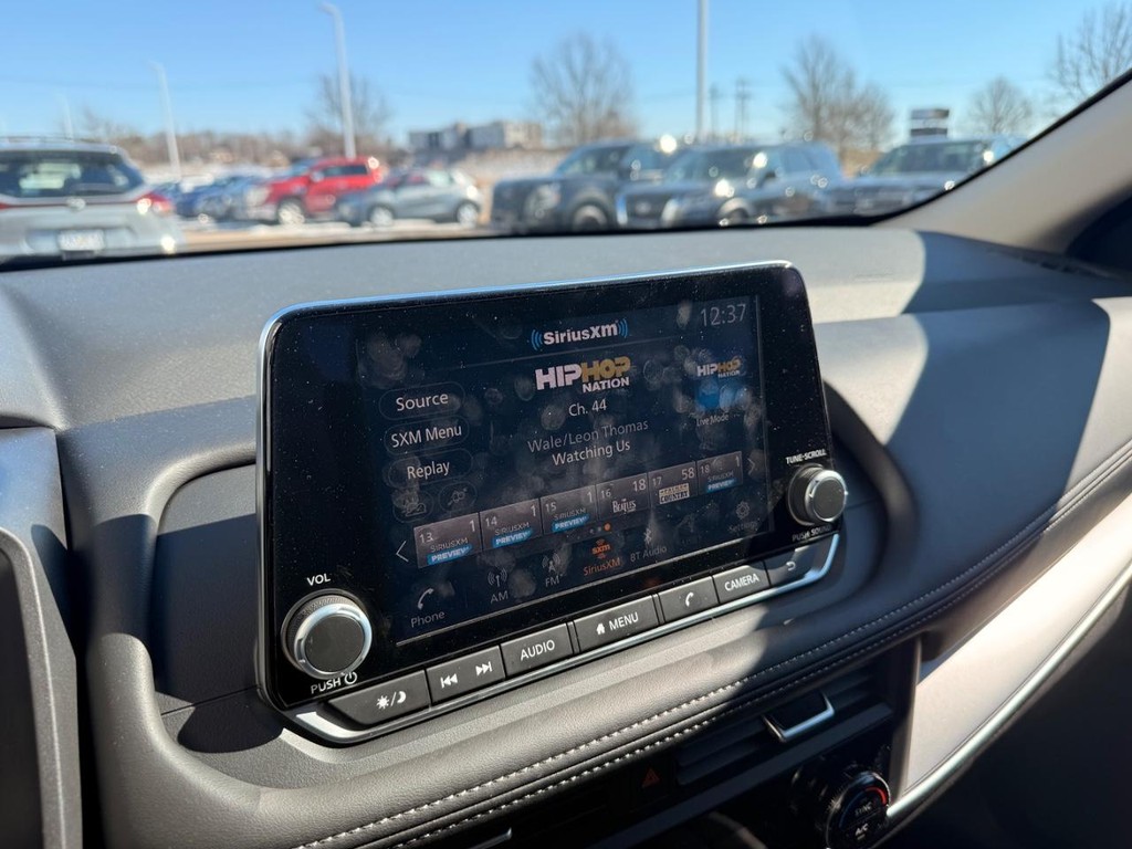 Nissan Rogue Vehicle Full-screen Gallery Image 08