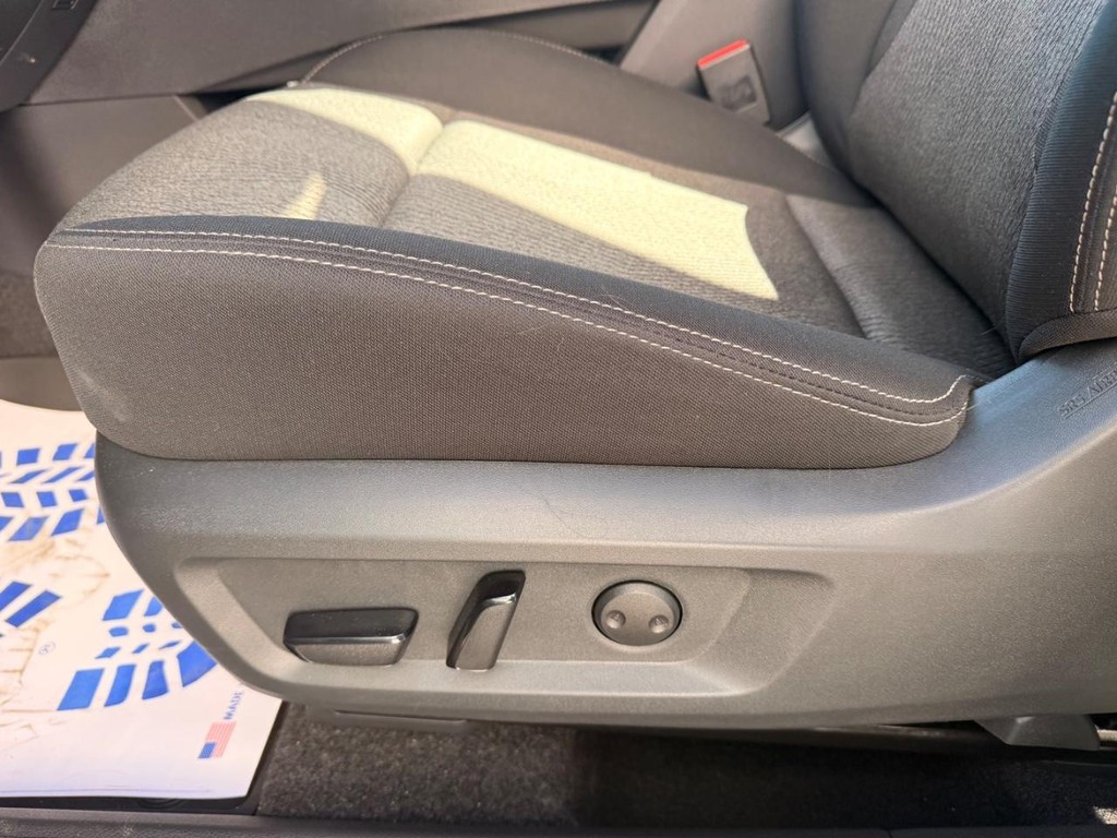 Nissan Rogue Vehicle Full-screen Gallery Image 14