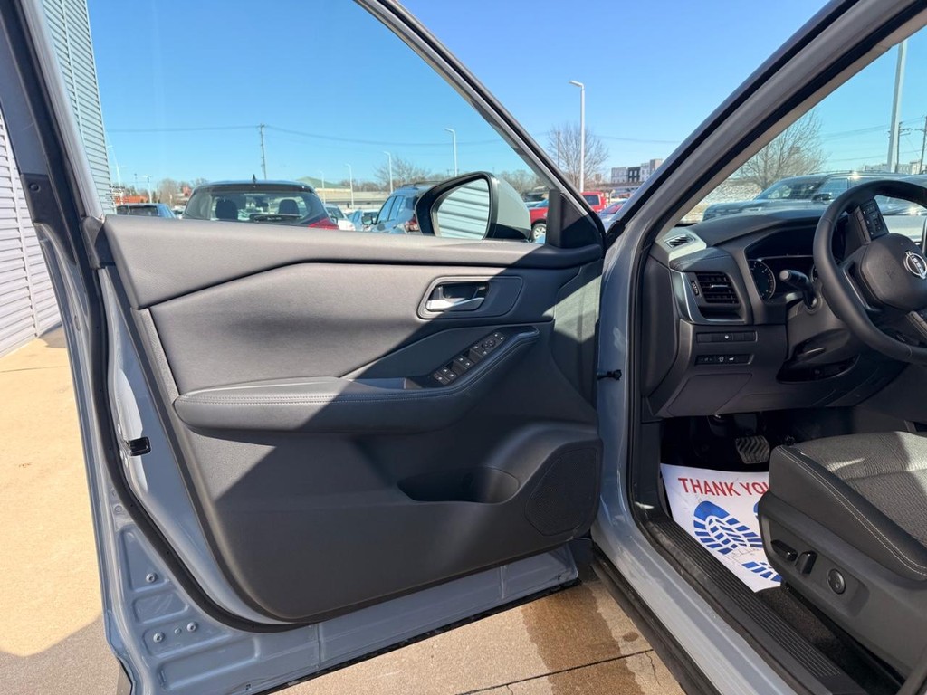 Nissan Rogue Vehicle Full-screen Gallery Image 15