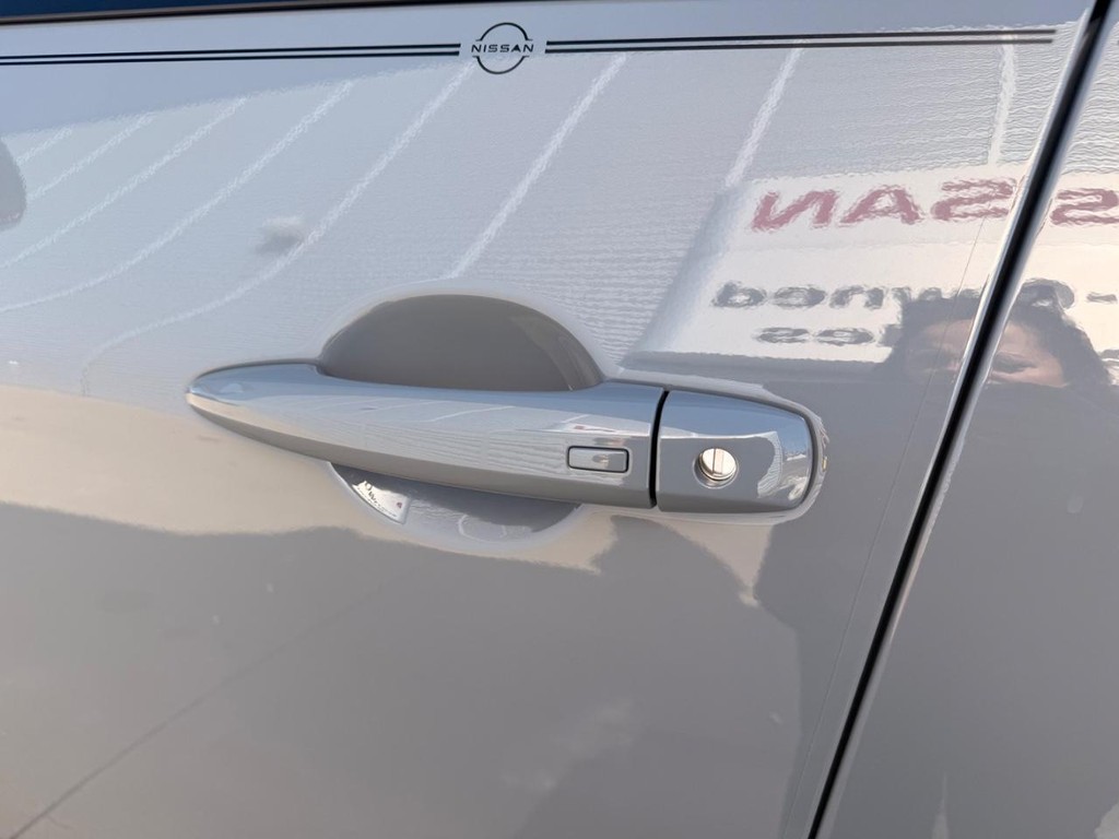 Nissan Rogue Vehicle Full-screen Gallery Image 16