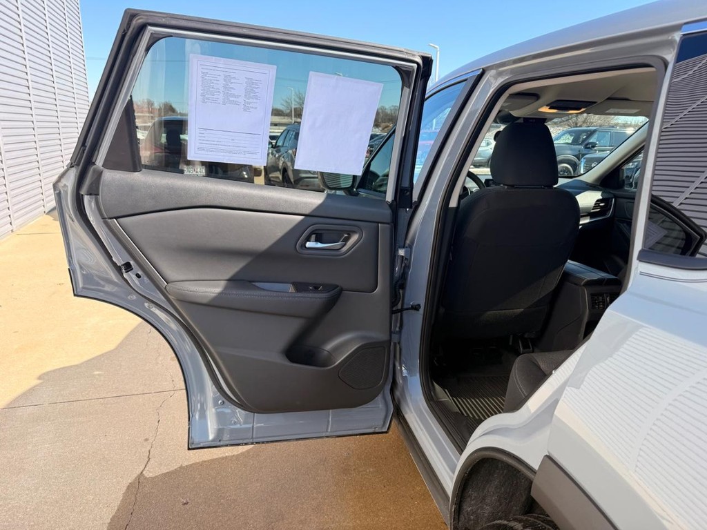 Nissan Rogue Vehicle Full-screen Gallery Image 17