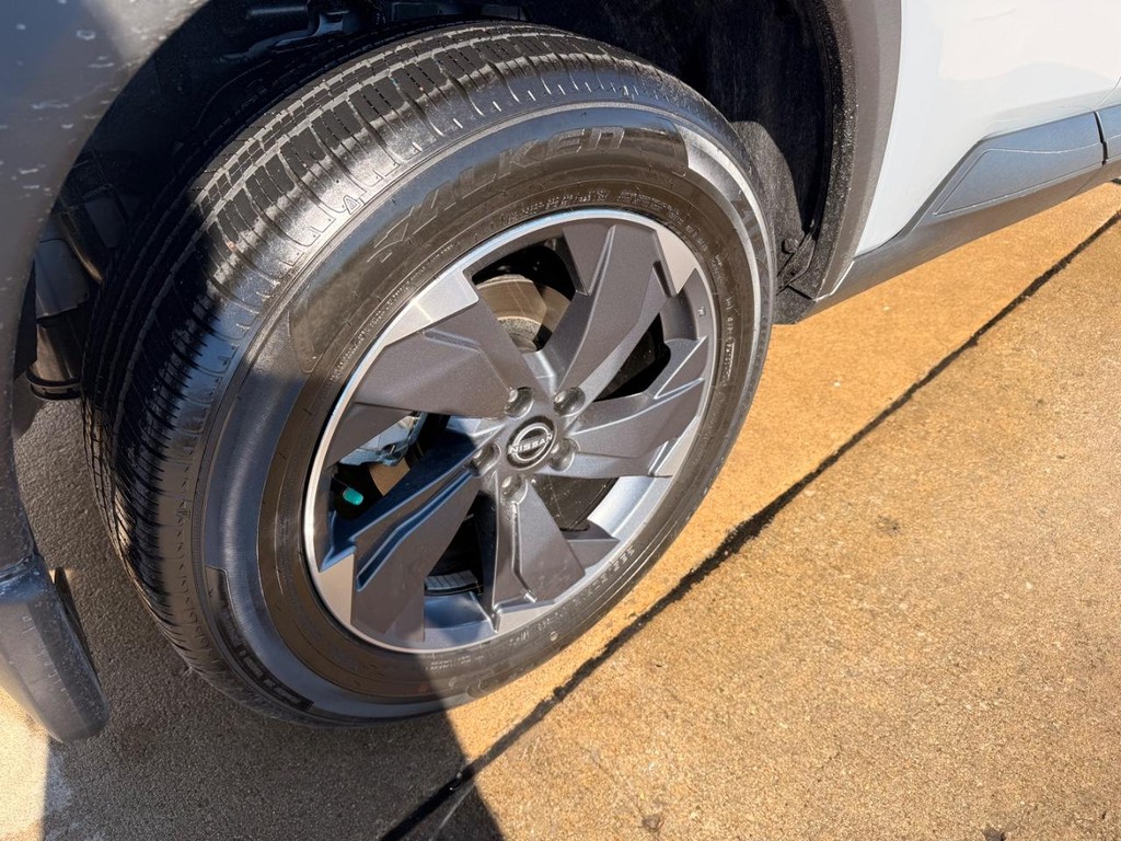 Nissan Rogue Vehicle Full-screen Gallery Image 24