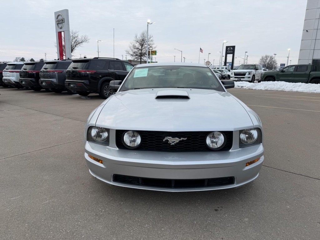 Ford Mustang Vehicle Full-screen Gallery Image 02