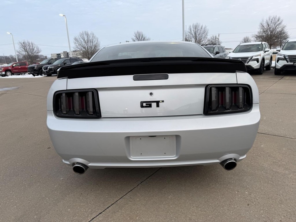 Ford Mustang Vehicle Full-screen Gallery Image 06
