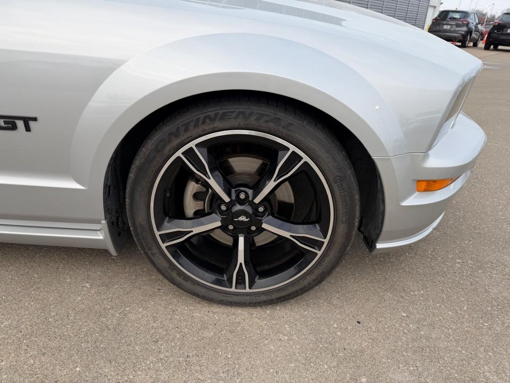 Ford Mustang Vehicle Full-screen Gallery Image 09