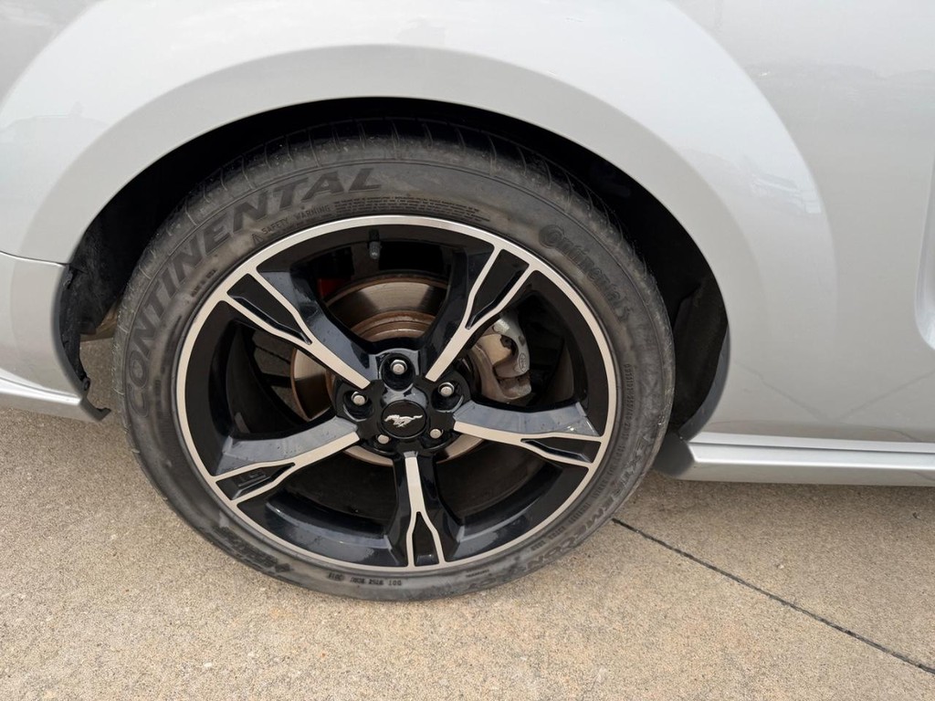 Ford Mustang Vehicle Full-screen Gallery Image 10