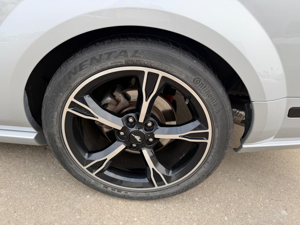 Ford Mustang Vehicle Full-screen Gallery Image 11