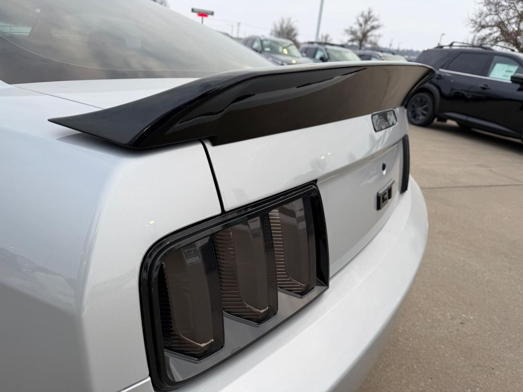 Ford Mustang Vehicle Full-screen Gallery Image 13