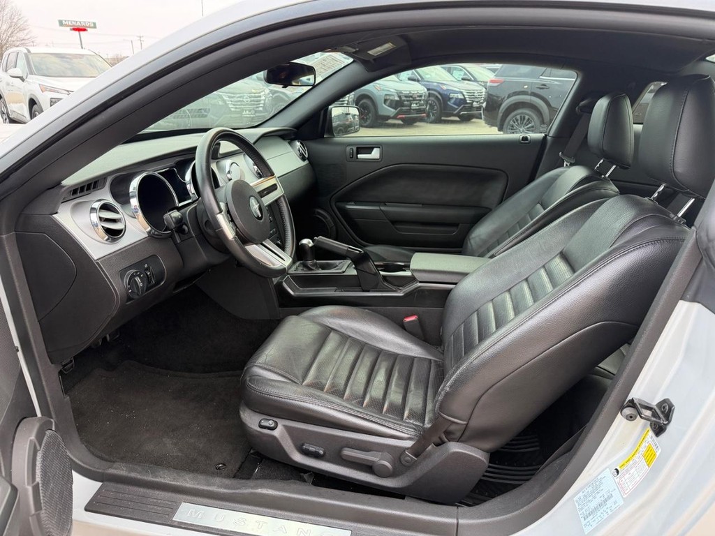 Ford Mustang Vehicle Full-screen Gallery Image 15