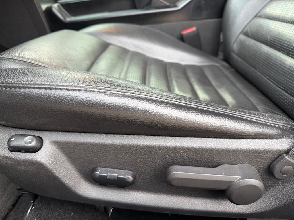 Ford Mustang Vehicle Full-screen Gallery Image 16