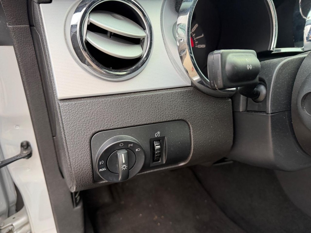 Ford Mustang Vehicle Full-screen Gallery Image 17