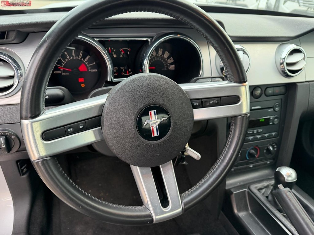 Ford Mustang Vehicle Full-screen Gallery Image 18