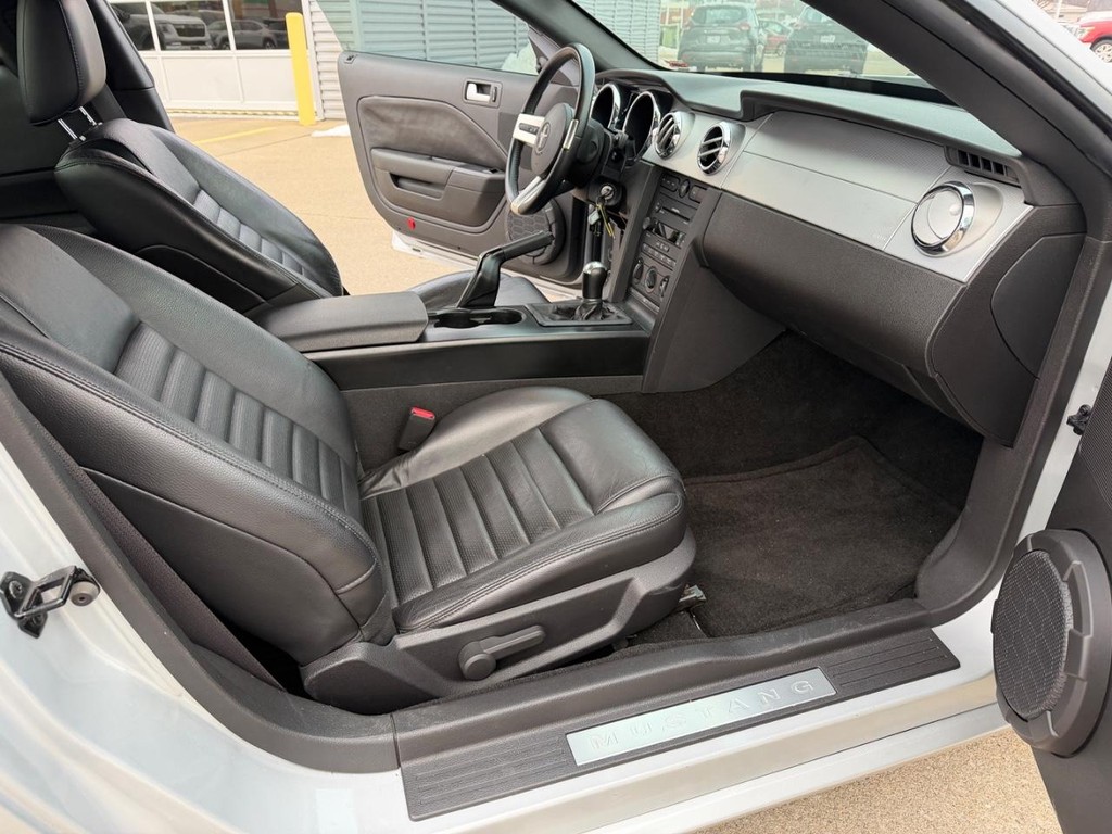 Ford Mustang Vehicle Full-screen Gallery Image 20