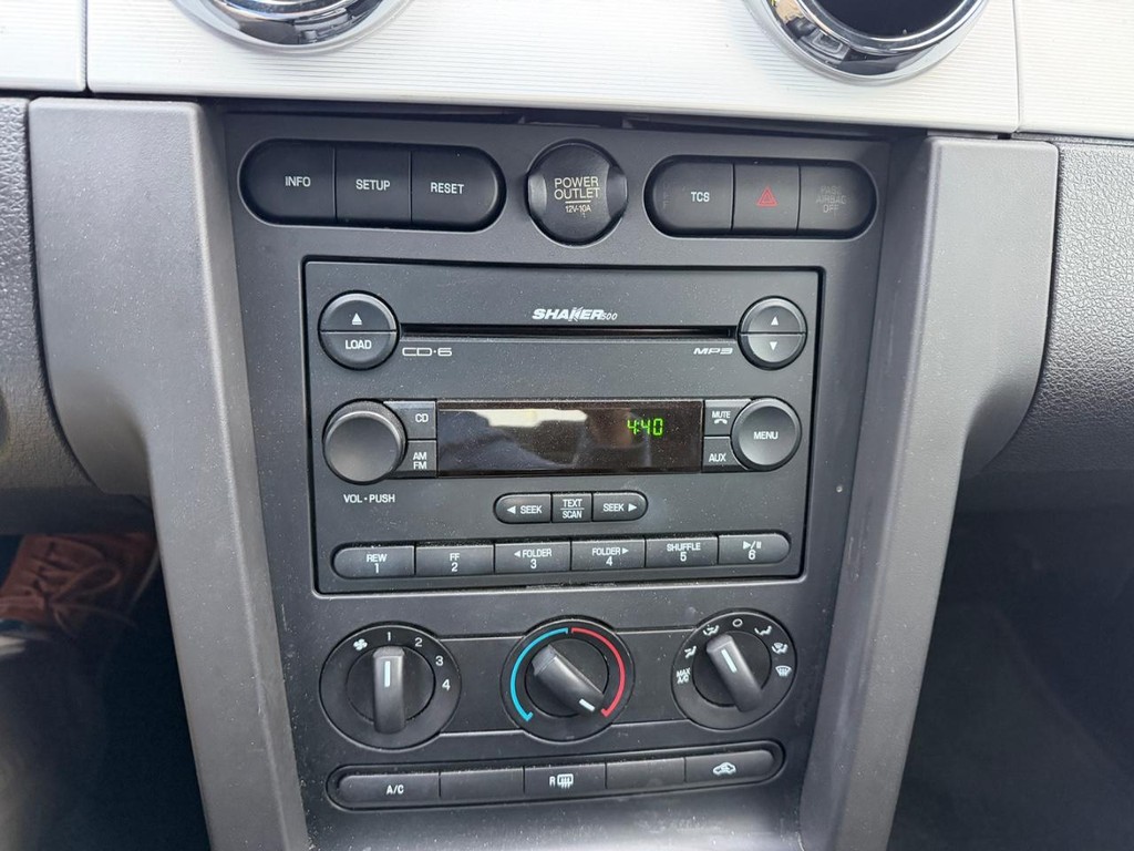 Ford Mustang Vehicle Full-screen Gallery Image 23