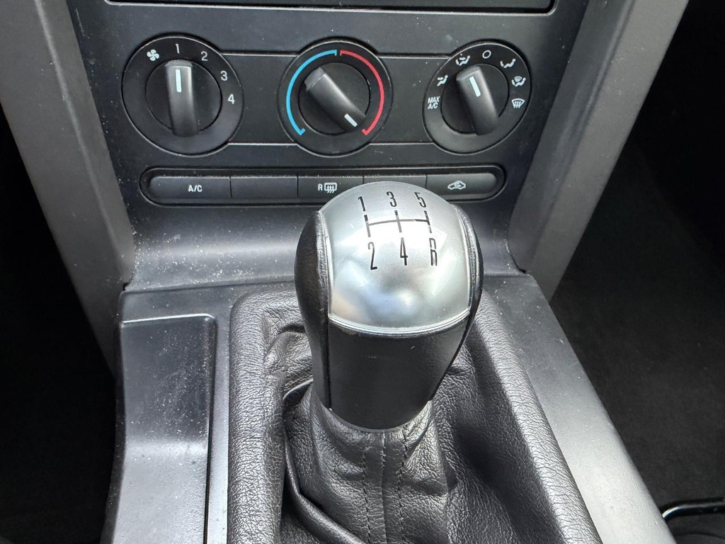 Ford Mustang Vehicle Full-screen Gallery Image 24