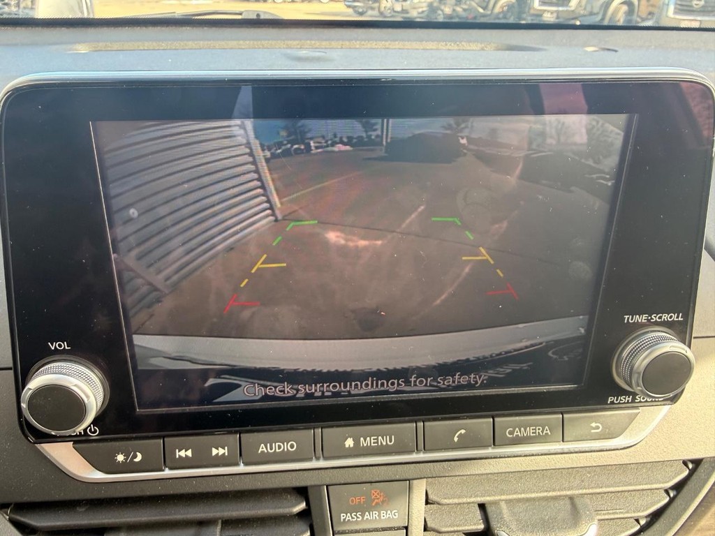 Nissan Altima Vehicle Full-screen Gallery Image 03