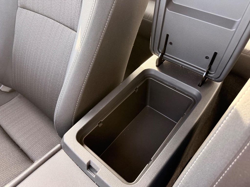 Nissan Altima Vehicle Full-screen Gallery Image 04