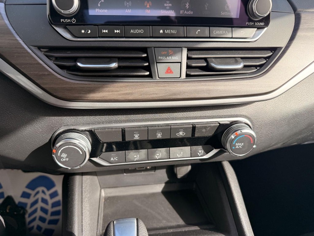 Nissan Altima Vehicle Full-screen Gallery Image 06