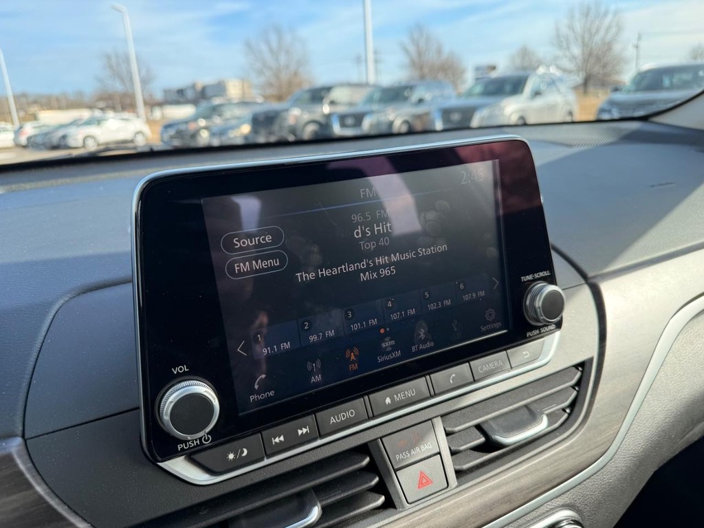 Nissan Altima Vehicle Full-screen Gallery Image 07