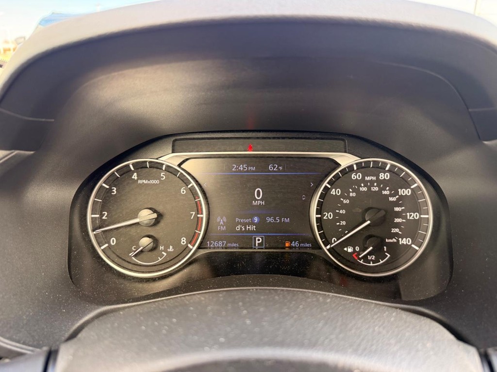 Nissan Altima Vehicle Full-screen Gallery Image 08