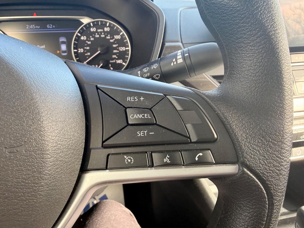 Nissan Altima Vehicle Full-screen Gallery Image 10