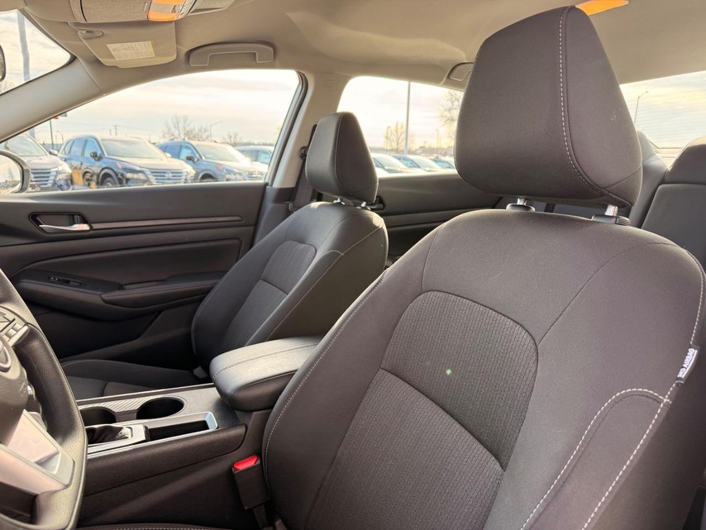 Nissan Altima Vehicle Full-screen Gallery Image 12