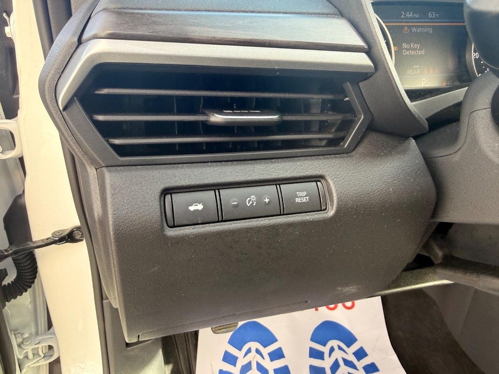 Nissan Altima Vehicle Full-screen Gallery Image 13