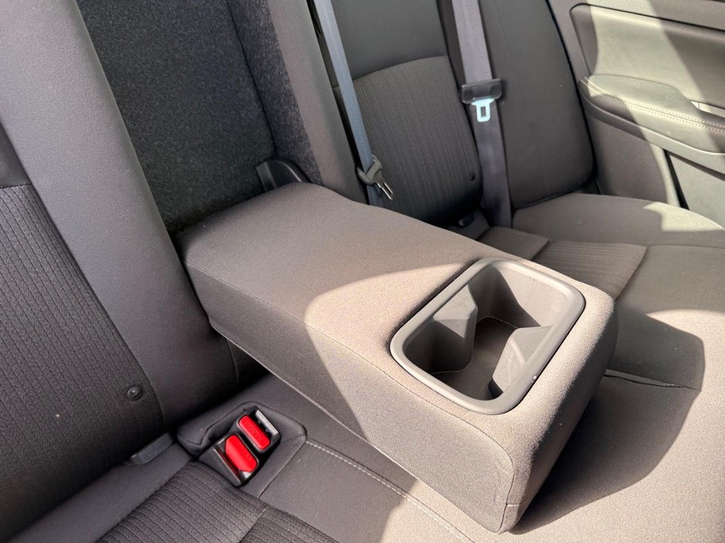 Nissan Altima Vehicle Full-screen Gallery Image 16