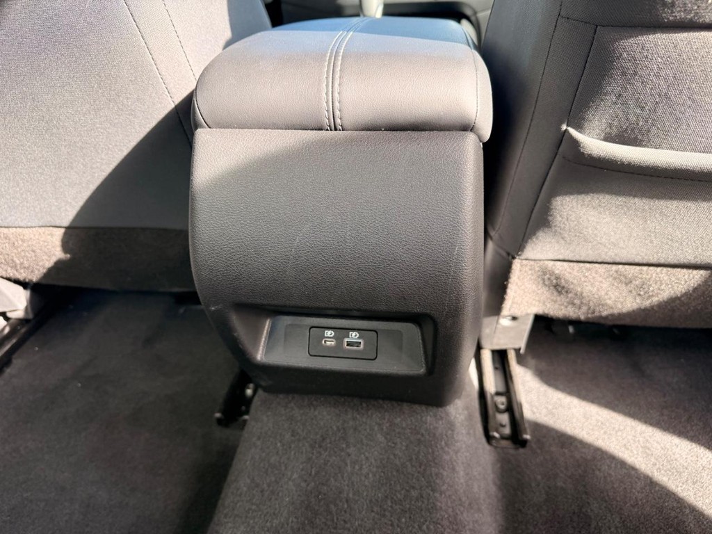 Nissan Altima Vehicle Full-screen Gallery Image 17