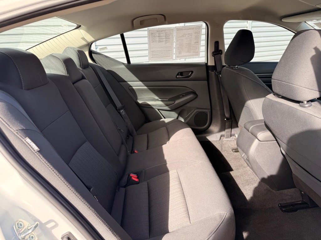 Nissan Altima Vehicle Full-screen Gallery Image 18