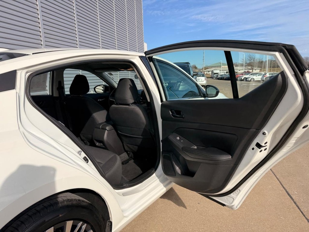 Nissan Altima Vehicle Full-screen Gallery Image 19