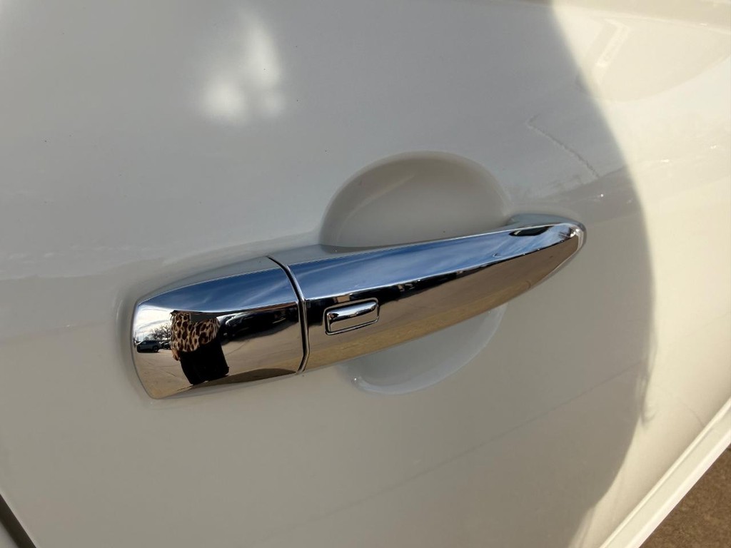 Nissan Altima Vehicle Full-screen Gallery Image 20