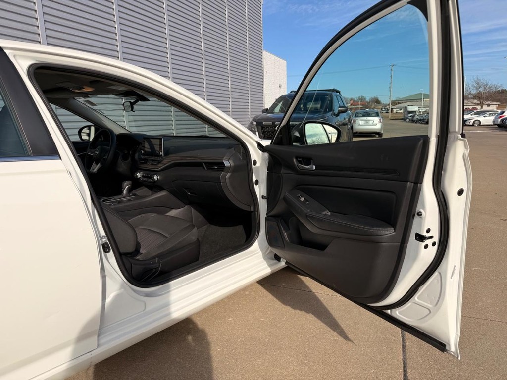 Nissan Altima Vehicle Full-screen Gallery Image 21