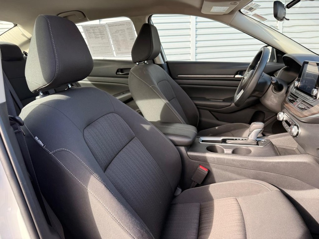 Nissan Altima Vehicle Full-screen Gallery Image 22