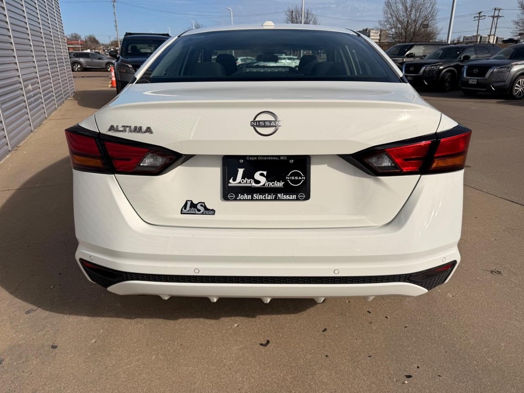 Nissan Altima Vehicle Full-screen Gallery Image 23