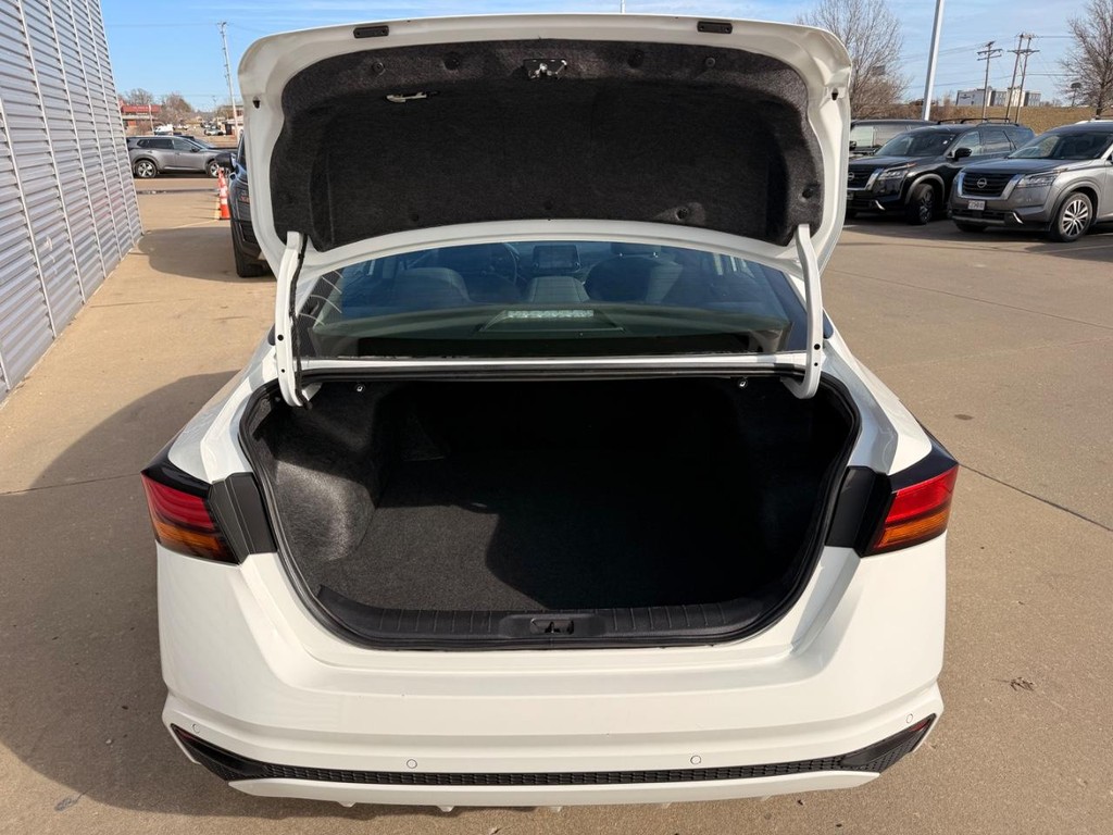 Nissan Altima Vehicle Full-screen Gallery Image 24