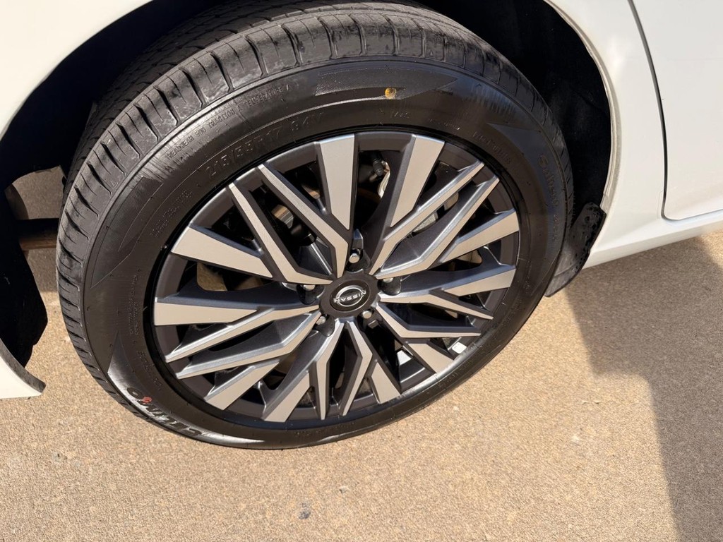 Nissan Altima Vehicle Full-screen Gallery Image 25