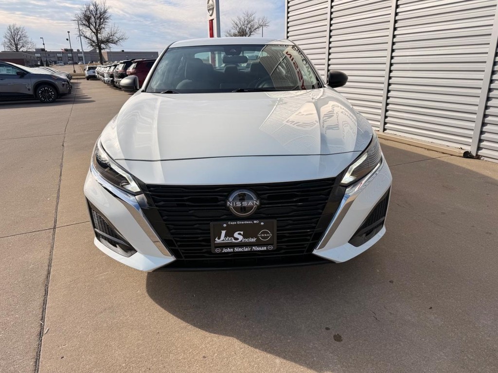 Nissan Altima Vehicle Full-screen Gallery Image 26