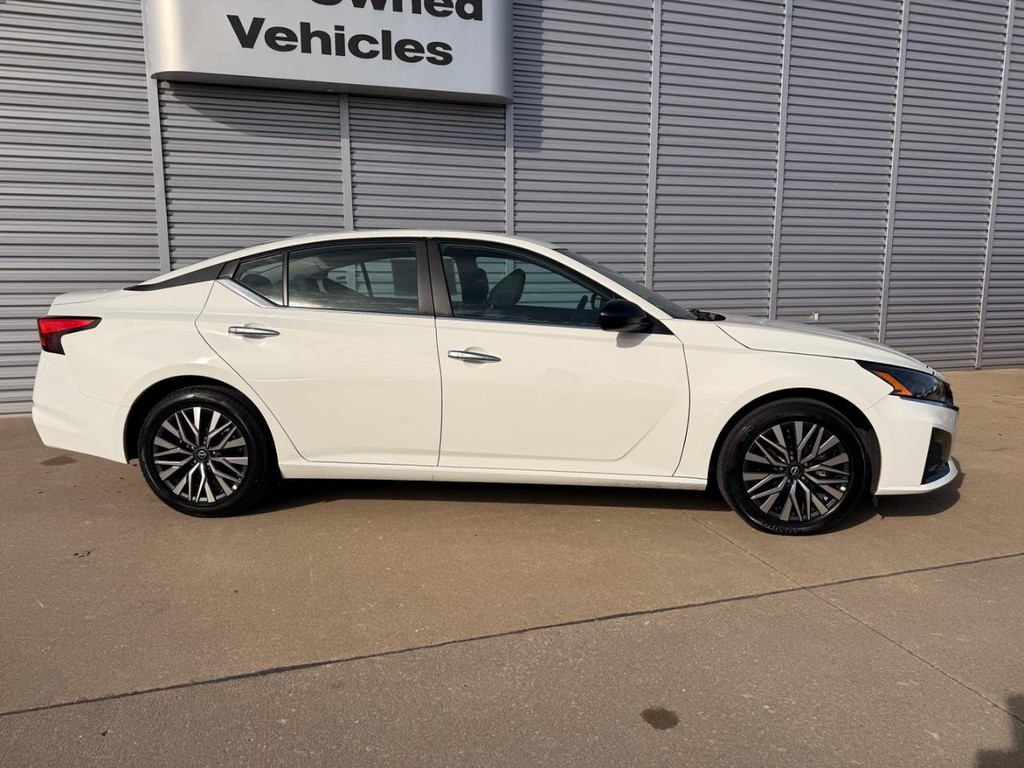 Nissan Altima Vehicle Full-screen Gallery Image 27