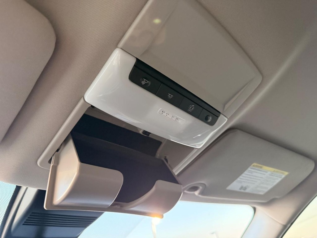 Nissan Altima Vehicle Full-screen Gallery Image 02