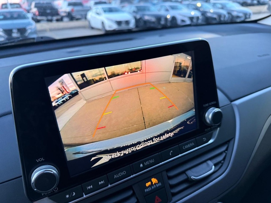 Nissan Altima Vehicle Full-screen Gallery Image 03