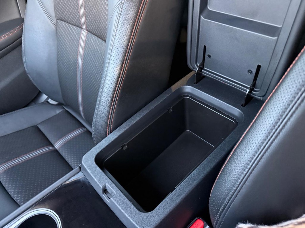 Nissan Altima Vehicle Full-screen Gallery Image 04