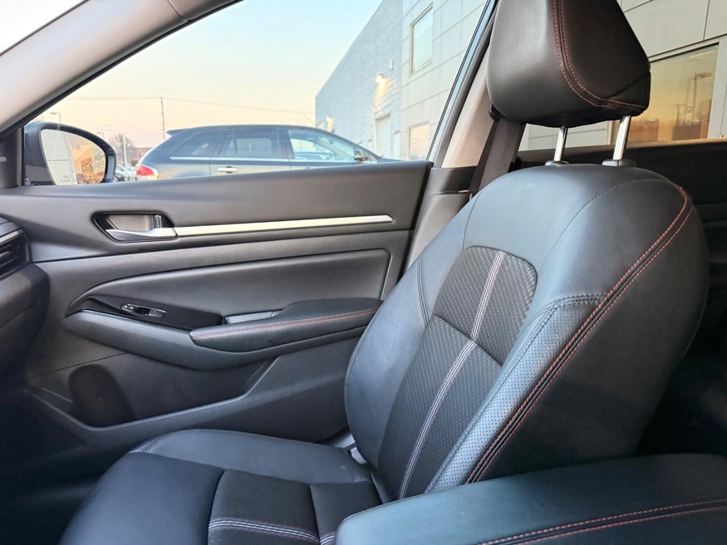 Nissan Altima Vehicle Full-screen Gallery Image 05